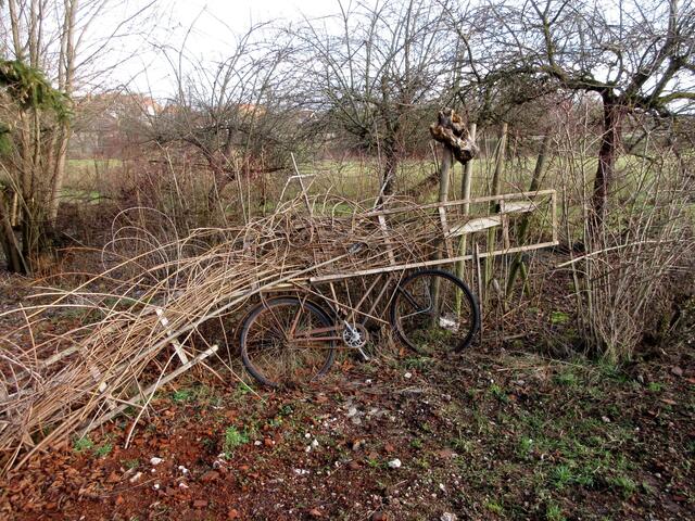 Eine kreative Idee ein Grundstück abzugrenzen... Zaun kann ja jeder.