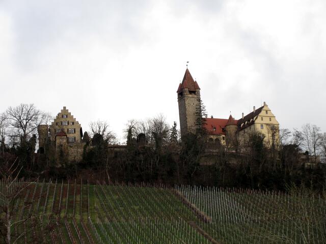 Wir wenden uns wieder dem Ort zu und gehen um den Fischteich herum