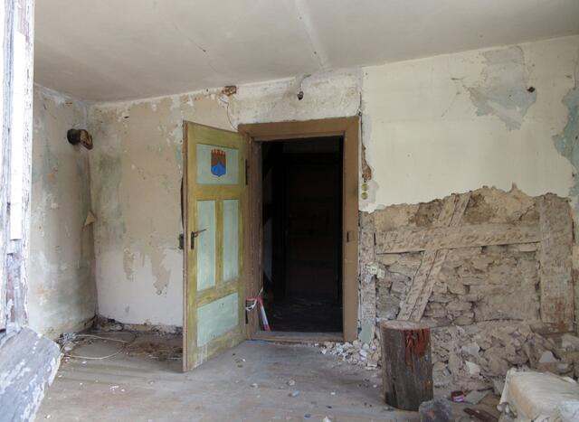 Und durch die kaputten Fenster gelang ein Blick ins Innere, es handelt sich um das Haus John, ein Fachwerkgebäude von 1605, das leer steht und zu verfallen droht.