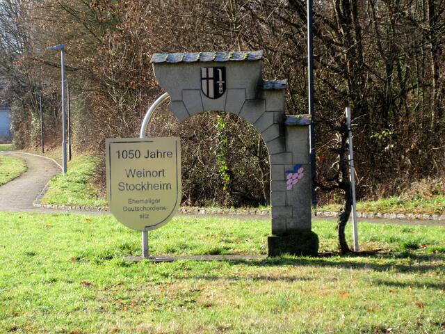 Die Wellen am Zehnthaus und am Schloss, lassen auf eine Ähnlichkeit mit dem Deutschordensschloss in Kirchhausen schließen. Es scheint die gleiche Bauzeit.