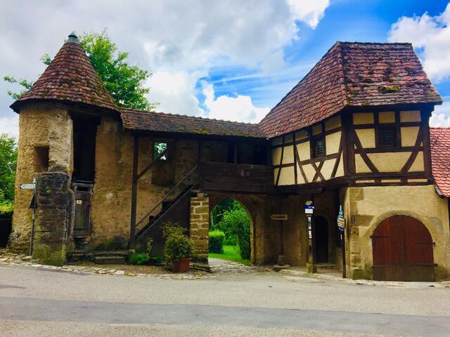 Burg Guttenberg - durch das Tor geht es hinunter zum Fünfmühlental