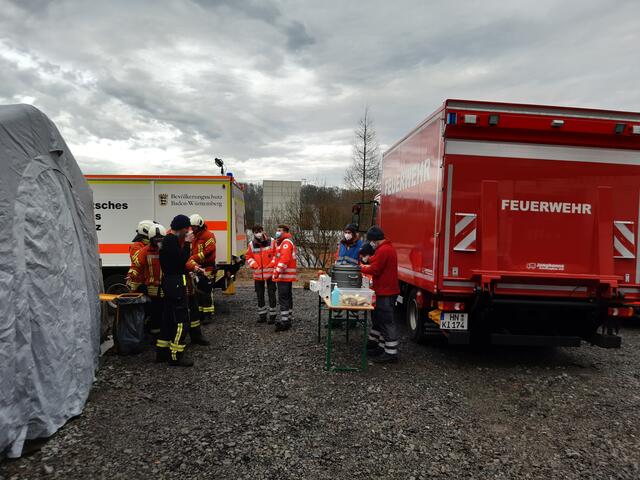 Gegen 13 Uhr wurden heiße Würste mit Brötchen an die Einsatzkräfte ausgegeben.