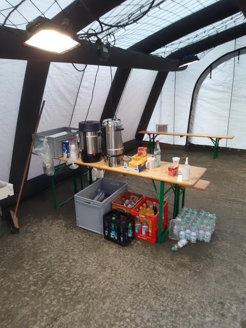 Im Zelt standen immer Kalt- und Warmgetränke bereit.