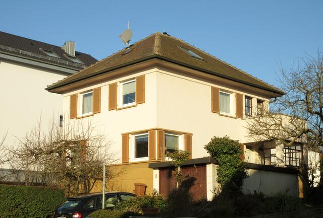 Wie wir von Rita Hillebrecht erfahren konnten, lebte Frida Schumacher von 1919 bis 1964 in Neckargartach in diesem Haus. Zwei bekannte Werke: "Emse Huckepack" und "Solange die Türme von Nürnberg stehen". Kinderbücher, aber laut Rita lesenswert.