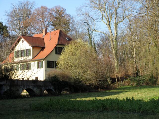 Die Steinbrücke im Vordergrund macht neugierig, wie es hier wohl früher aussah?