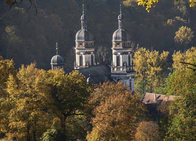 Blick auf Kloster Schöntal vom Wanderweg , der ab der Kapelle / Kirche auf der Anhöhe zu finden ist.