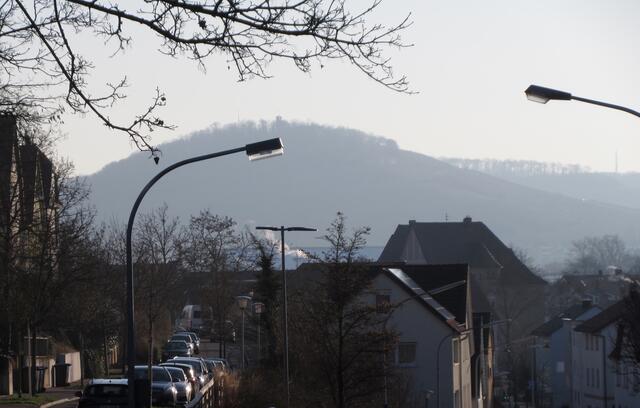... und heute (2022). Isabell Sattler wusste zu erzählen, dass an verschiedenen Stellen im Ort solche alten Bilder hängen. Da würde sich doch ein Spaziergang oder gar eine Führung mal lohnen.