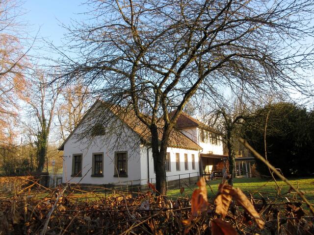 Die Correll'sche Hammerschmiede - Anfänge der industriellen Produktion. Das ehemalige Mühlenanwesen wurde bereits 1622 bei der Schlacht bei Wimpfen erwähnt, stand aber nicht hier, sondern 900 m entfernt. An dieser Stelle nach dem Abriss 1972 von der Stadt Heilbronn 1997 wieder aufgebaut. Führungen bzw. Besichtigungen sind möglich.
