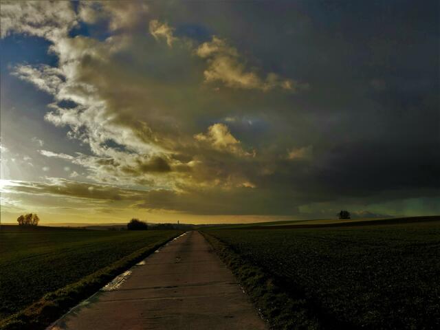 Wolken und Weg