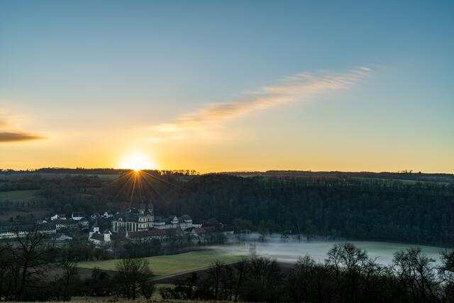 Das Kloster Schöntal bei Sonnenaufgang an einem milden Silvestermorgen 31.12.2021