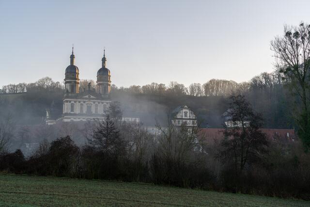 Kloster Schöntal bei Sonnenaufgang im Morgennebel