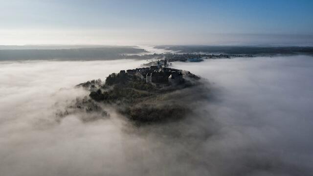 Ein Herbstbild par excellence: Die Aufnahme von dem scheinbar über dem Nebel schwebenden Waldenburg war das Bild des Monats November. | Foto: Heinrich Brehm