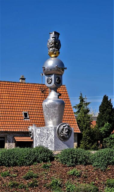 ... Kreisverkehr Skulptur mit drei wichtigen Persönlichkeiten der Gemeinde Eichtersheim