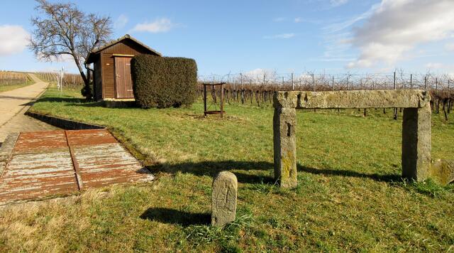 Gruhe, Grenzstein, Hütte und dahinter Flurbereinigung, man konnte sich auf dieser Tour nur wundern, wie viel Abwechslung geboten war.