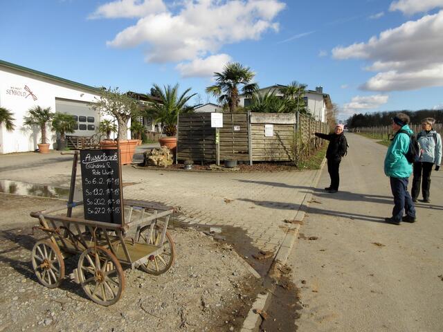 Um dann um die Ecke zu sehen, dass sie einen Tag zu früh dran sind. Die Rote gibt's erst morgen.