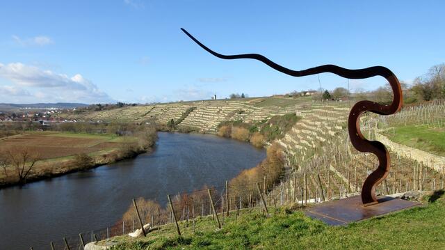 Wie man oben unter dem Link "Weinterrasse" sehen kann, machte das Kunstobjekt "In Bewegung" heute seinen Namen alle Ehre