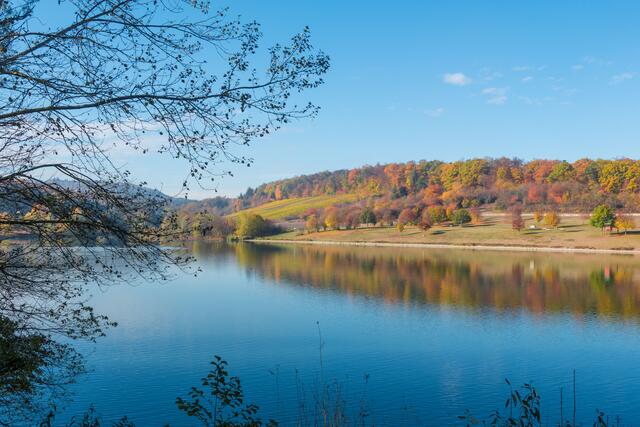Herrliche Herbstfarben am Stausee Ehmetsklinge bei Zaberfeld.
