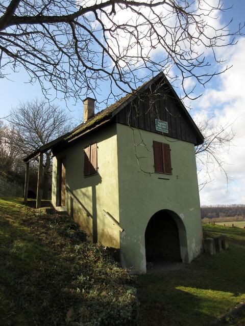 Sie stehen an einer der Wander- / Schutzhütten der Lauffener