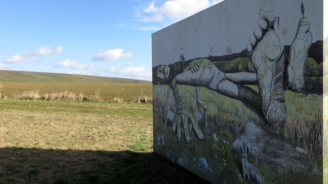 Oberhalb wieder Kunst: "Solange es schläft" von Lisa Nollenberger. Acryl auf Leinwand und das 3 x 4 m große Werk steht da schon seit 2014.