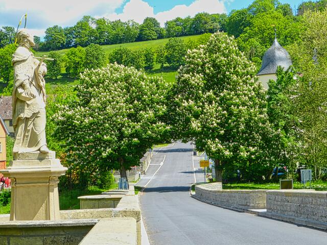 Frühling am Kloster Schöntal mit dem Brückenheiligen Nepomuk