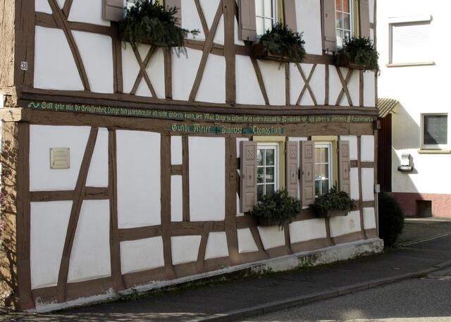 Es gibt einen historischen Rundgang durch den Ort. Den werden wir mal zur Blütezeit der Orchideen erkunden.