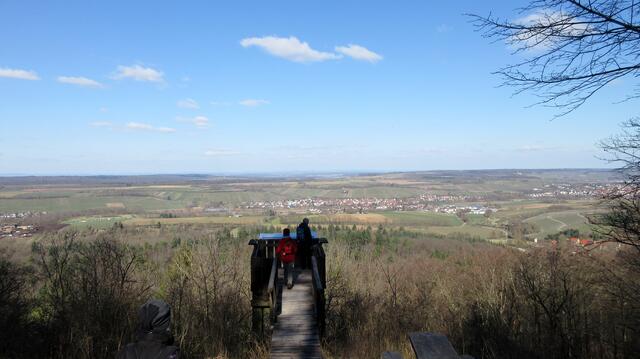 Die Aussicht ist grandios. Schloss Stocksberg, Burg Neipperg, das Hörnle, dahinter die Türme des Heilbronner Kraftwerks, der Wartberg gut zu erkennen und auf der anderen Seite Blick bis in die Pfalz und zum Katzenbuckel gerade aus.