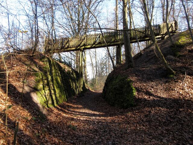 Schließlich ging es sehr steil hinunter in den Steinbruch und man wollte ja ohne Blessuren wieder nach Hause kommen.