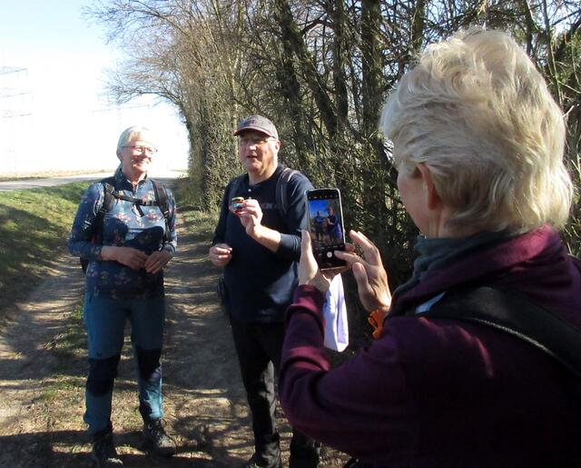 Genau 6 km waren erreicht und somit hatte Bärbel 500 km mit der Gruppe gewandert. Dafür gab es eine kleine Anerkennung, wobei der Geschenkkorb für Wanderer wirklich sehr klein und leicht bleibt. Schließlich müssen sie ihn ja nach Hause tragen. ;-)