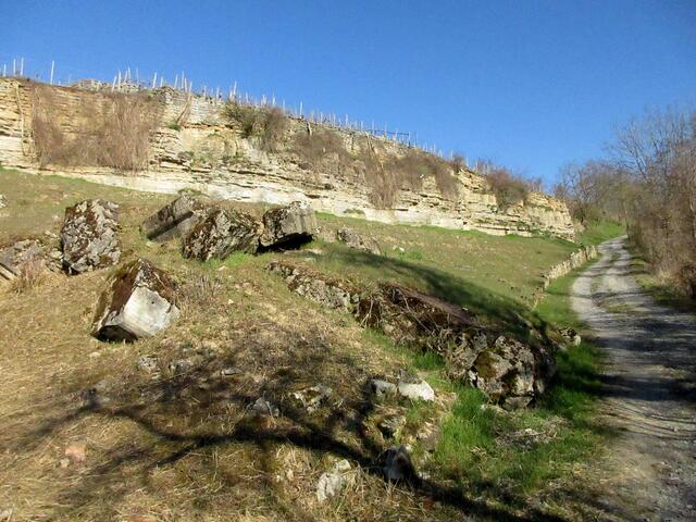 Hier wieder ein gesprengter Bunker unterhalb des sonnigen Hanges.