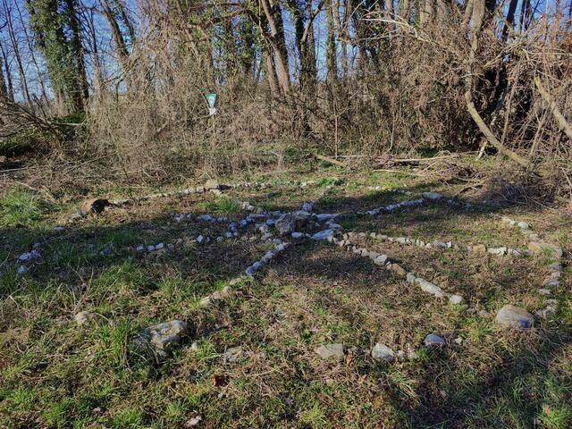 Hier stand mal ein Bauwagen, der ist nun weg. Der Steinkreis, den wohl die Besitzer angelegt haben, ist im niedrigen winterlichen Gras gut auszumachen. | Foto: Aurelia Kling
