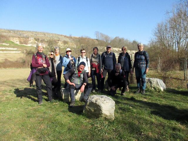 Hier ist eine Furt, ein Überlauf des Neckars, der so bei Hochwasser sich in den Auwald ausbreiten kann. Ein schöner Platz für das Gruppenfoto