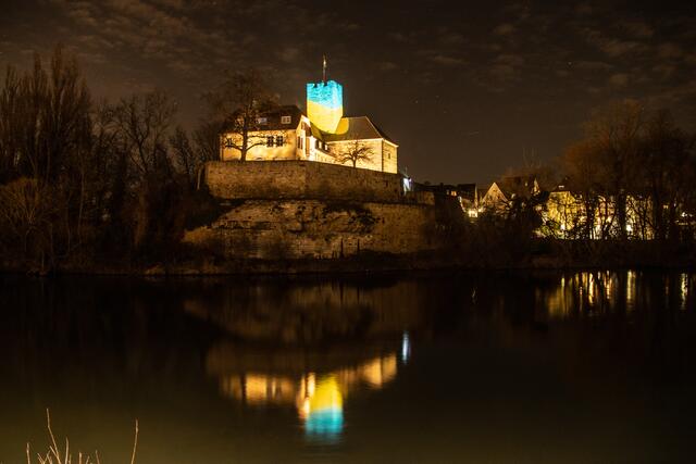 Heimatreporter Hansjörg Sept hat die Grafenburg in Lauffen fotografiert, die in den Farben gelb-blau angestrahlt war. | Foto: Hansjörg Sept