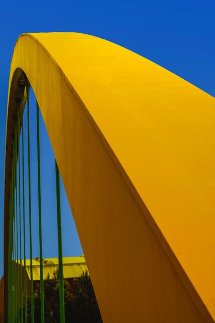 Die gelbe Brücke bei strahlend blauem Himmel