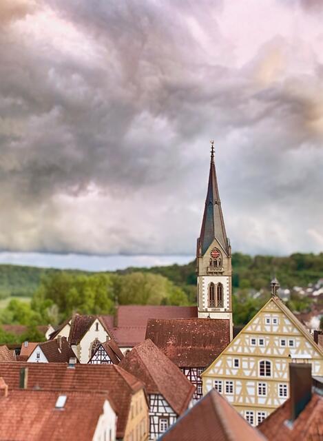 Über den Dächern der historischen Altstadt | Imposantes Wolkenspiel über Möckmühl und dem Jagsttal