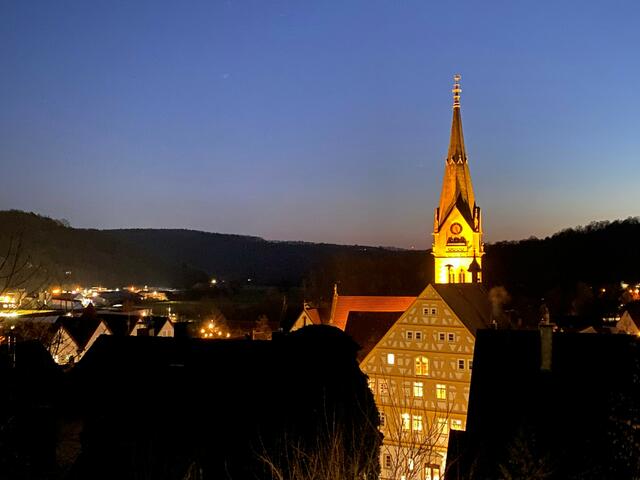 Das Möckmühler Rathaus und die Stadtkirche in den frühen Abendstunden