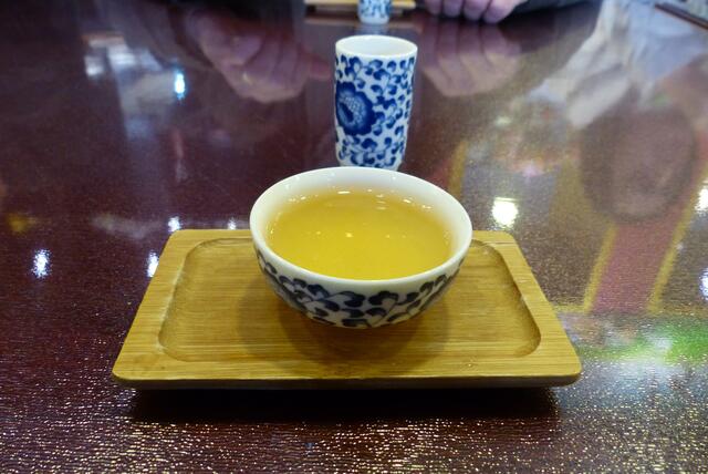 Chinesischer Tee in blau - gelb