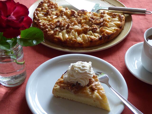 Macht den süßen Abschluss: der Geißhirtle-/Birnenkuchen mit Walnüssen. | Foto: Sigrid Schlottke