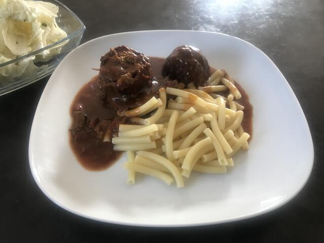 Die Hauptspeise bei der Küchenparty: die Rinderrouladen. | Foto: Gudrun Vogelmann