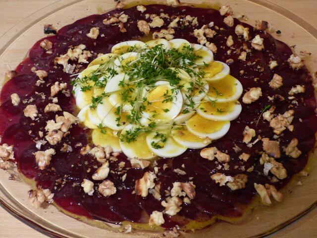 Kommt als Vorspeise auf die Teller: das Rote Bete-Carpaccio. | Foto: Sigrid Schlottke