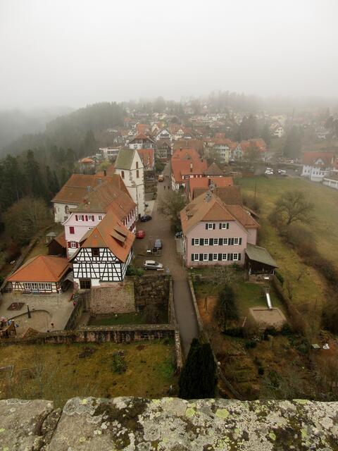 Im Burggraben ist der Kindergarten und fröhliche Kinderstimmen hallen herauf.