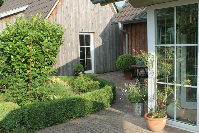 Landlust: Natürliche Materialien, viel Holz, viel Grün und hübsche Pflanzen ergeben ein stimmiges Ambiente. | Foto: Marita Käckenmeister