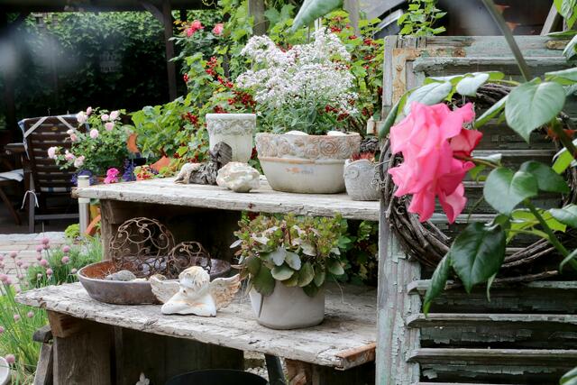 Dekoration im Garten von Andrea Wisst in Obereisesheim. | Foto: Guido Sawatzki