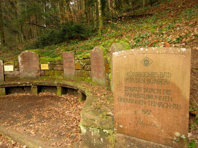 Jahrhundertsteine. Alle hundert Jahre kommen zwei dazu und so dehnt sich das Denkmal 2087 weiter aus.