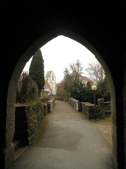 Blick zurück aus dem Burgtor
