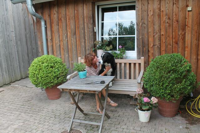 Lebensfreude: Redakteurin Yvonne Tscherwitschke mit ihrem liebenswerten Mischling Simba. | Foto: Marita Käckenmeister