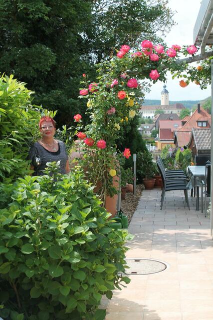 Fröhlich, bunt, duftend: Im Gundelsheimer Reich von Redakteurin Ulrike Kübelwirth regiert die Königin der Blumen. Von der Terrasse geht der Blick hinüber zum Schloss – wahrhaft königlich. | Foto: Marita Käckenmeister