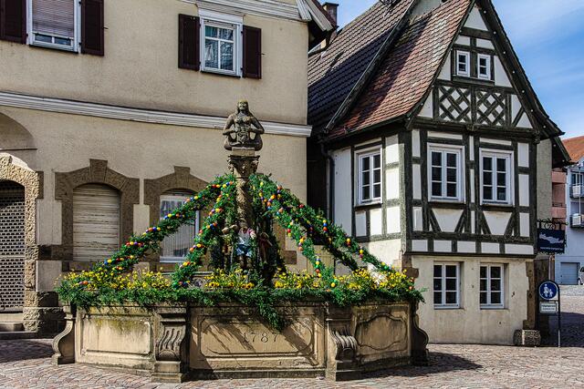 Osterbrunnen auf dem Marktplatz von Güglingen