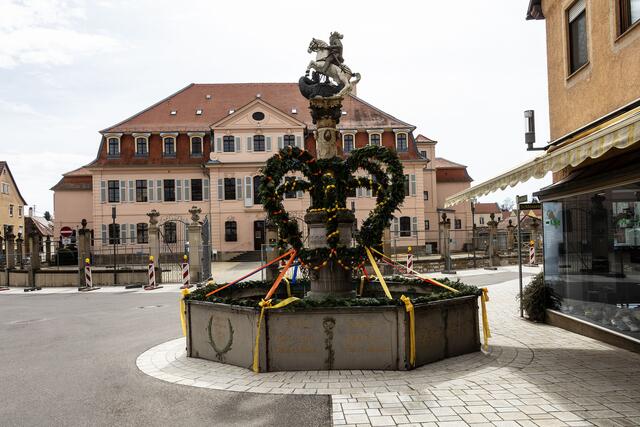 In der Osterzeit werden die Brunnen festlich geschmückt, Bönnigheim.