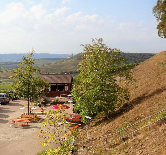 Der Weinausschank der Weingärtner von Brackenheim. An einem schönen Sonntag-Nachmittag ist es hier allerdings rappelvoll. Deshalb frühzeitig vormittags dort ein Päuschen machen.
