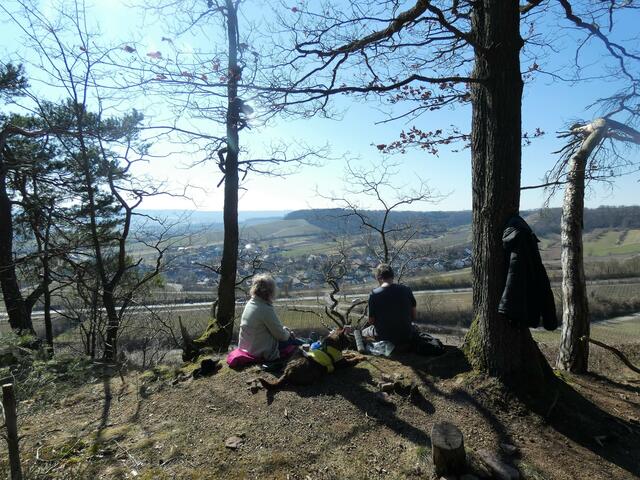 Der Abstecher führt zu diesem Picknickplatz mit Aussicht auf Haberschlacht